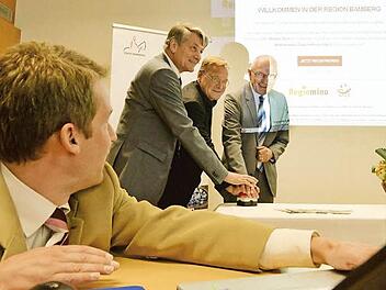 Volker Heise, Heinrich Rudrof, Andreas Starke und Günther Denzler (von links) schalten am Donnerstag, 11.32 Uhr, die Plattform "Regiomino" frei.  Fotos: Rinklef