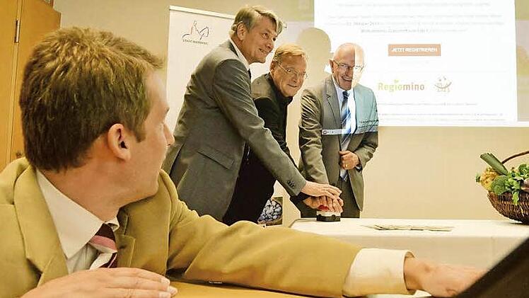 Volker Heise, Heinrich Rudrof, Andreas Starke und Günther Denzler (von links) schalten am Donnerstag, 11.32 Uhr, die Plattform "Regiomino" frei.  Fotos: Rinklef