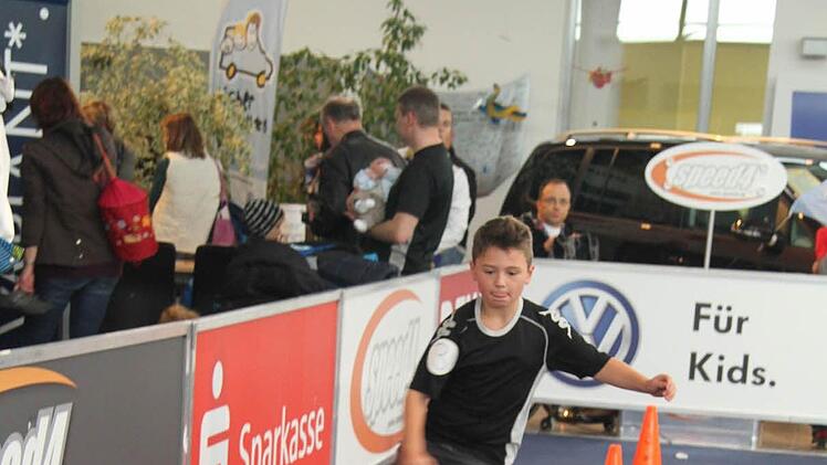 In Schräglage: Luca Ströhlein beim Hütchen-Slalom.