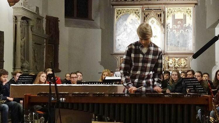 Jonas Lerche ist auf dem Weg zum Berufsmusiker. Er präsentierte sich mit seinem Marimbaphon und einem Prélude von Johann Sebastian Bach beim Weihnachtskonzert des FRG.