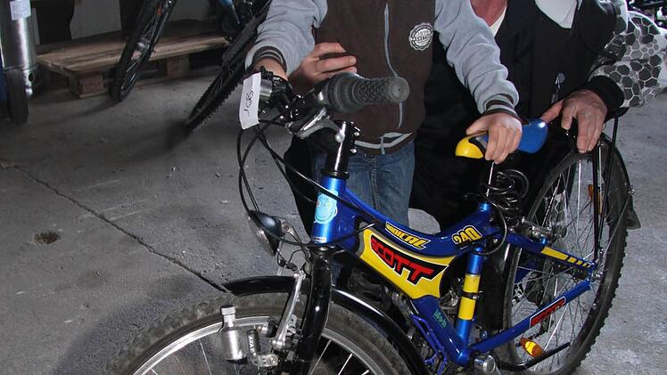 Paul Schmidt (6) fährt zwar erst seit zwei Jahren Rad, aber jetzt ist er alt genug, um ein Fahrrad mit Gangschaltung zu bekommen, hat er entschieden - und Opa Tommi Matysiak greift gerne zu. Foto: Sonja Adam