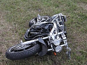 Die beschädigte Suzuki blieb am Straßenrand liegen.