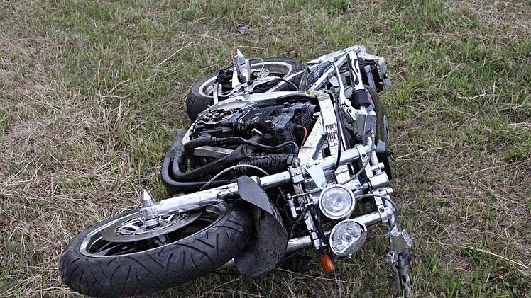 Die beschädigte Suzuki blieb am Straßenrand liegen.