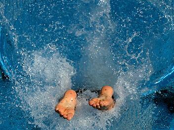 Untersteinachs Bürgermeister Volker Schmiechen (SPD) hat sich offenbar für seinen privaten Swimming-Pool Hilfe von Gemeindearbeitern geholt. Foto: dpa/Ralf Hirschberger