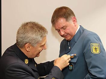 Eine besondere Überraschung hatte KBR Manfred Lorenz im Gepäck. Er konnte Frank Heublein mit dem Ehrenabzeichen des Kreisfeuerwehrverbandes in Bronze auszeichnen. Foto: Michael Stelzner