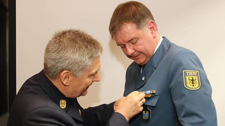 Eine besondere Überraschung hatte KBR Manfred Lorenz im Gepäck. Er konnte Frank Heublein mit dem Ehrenabzeichen des Kreisfeuerwehrverbandes in Bronze auszeichnen. Foto: Michael Stelzner