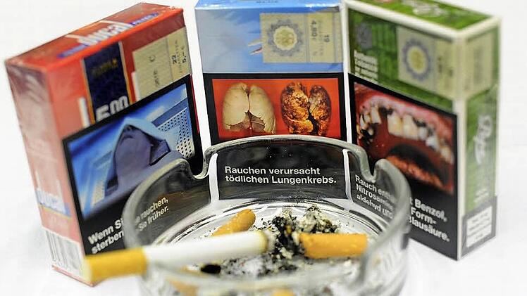 Drastische Fotos werden bald auf den Zigarettenpackungen abgebildet. Die EU-Verordnung soll vor dem Rauchen abschrecken. Foto: Jonas Güttler/dpa