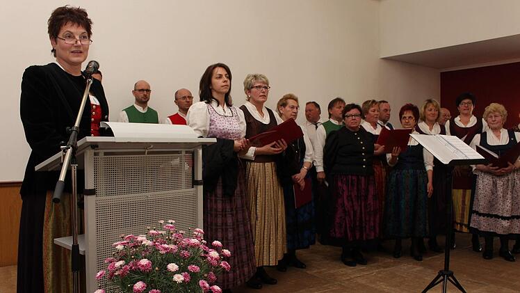 Museumschefin Birgit Jauernig bei der offiziellen Eröffnung. Rechts der Chor aus Bärnfels, Fränkische Schweiz