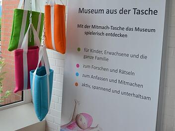 Am Eingang warten bunte Taschen darauf, von Besuchern mit auf den Rundgang durch das Museum der deutschen Spielzeugindustrie genommen zu werden.Foto: Rainer Lutz