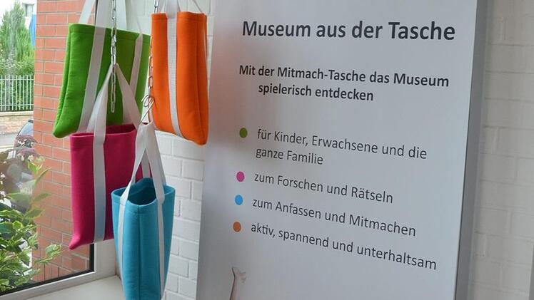 Am Eingang warten bunte Taschen darauf, von Besuchern mit auf den Rundgang durch das Museum der deutschen Spielzeugindustrie genommen zu werden.Foto: Rainer Lutz
