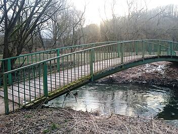 Die fast unbekannte Fußgängerbrücke über die Itz wird einer Radikalsanierung unterzogen.Geminde Dörfles-Esbach