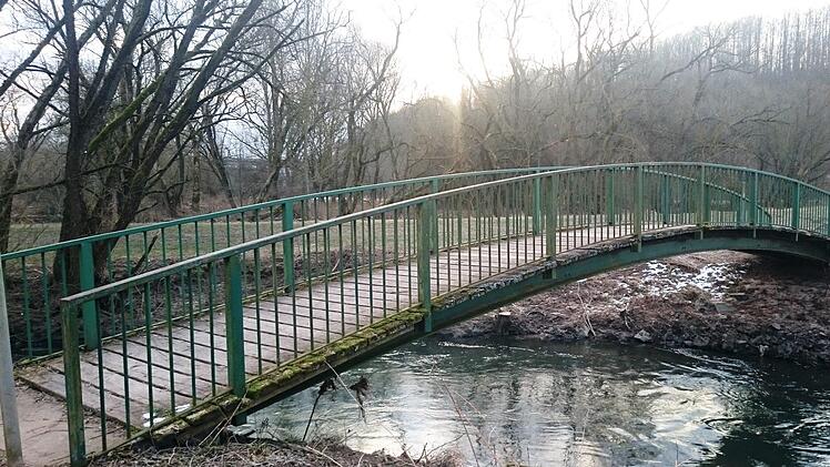 Die fast unbekannte Fußgängerbrücke über die Itz wird einer Radikalsanierung unterzogen.Geminde Dörfles-Esbach