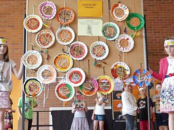 In die Welt der Farben und Kunstwerke entführte die Klasse 1b mit Indianerkopfschmuck und Traumfängern. Fotos: Klaus-Peter Wulf
