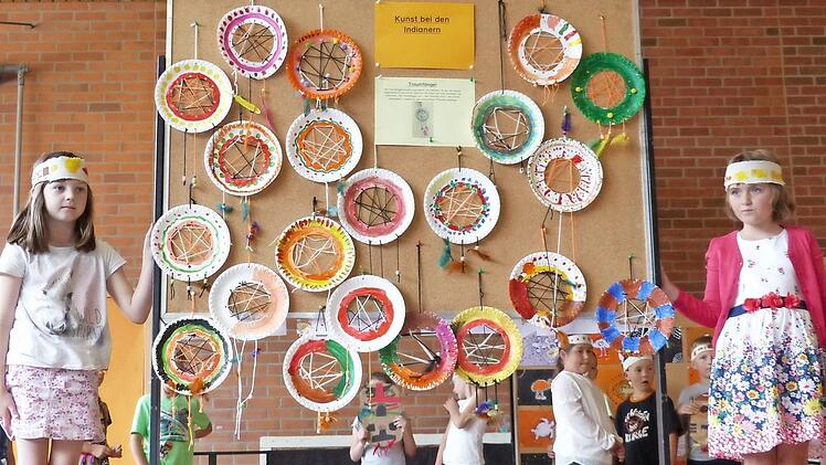 In die Welt der Farben und Kunstwerke entführte die Klasse 1b mit Indianerkopfschmuck und Traumfängern. Fotos: Klaus-Peter Wulf