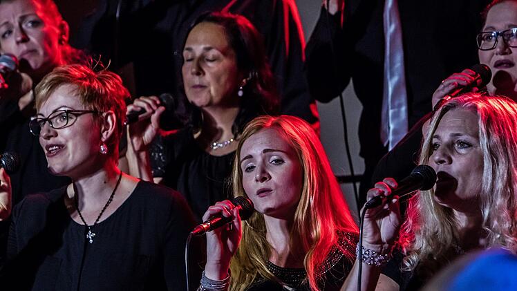 Mitreißender Auftritt vor zahlreichen Zuhörern: "Gospelrock und Band"  aus Erfurt unter Leitung von Oliver Debus  beim Gastspiel in St. Georg in Neustadt.Foto: Jochen Berger