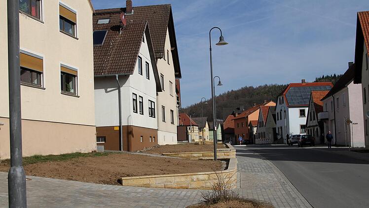 Auch eine Elektroladestation wurde in der Ortsstraße ausgewiesen, die aber derzeit immer wieder zugeparkt wird.Günther Geiling