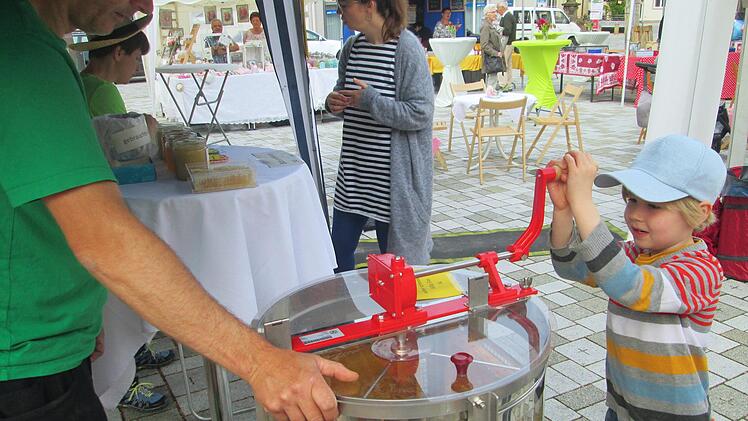 Honig von eigner Hand geschleudert lockte besonders die Kinder an den Stand der Imkerfamilie Seufert.
