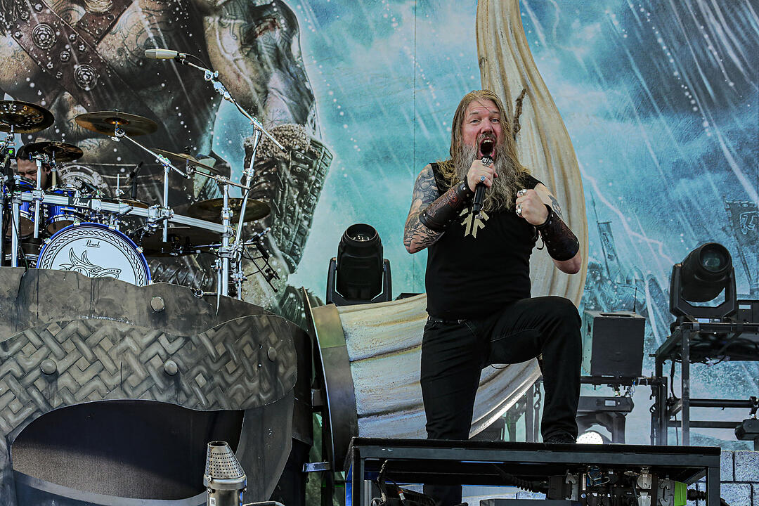 Amon Amarth bei Rock im Park 2019: Ganz viel Metal und Feuer bringt die Fans zum Durchdrehen