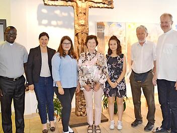 Gratulationscour zum 85. Geburtstag von Maria Metze (Mitte) in Kronach. Mit im Bild von links Pfarrer Abbé Pierre Aye Ndione (Urlaubsaushilfe), Zweite Bürgermeisterin Angela Hofmann, ferner von rechts Regionaldekan und Domkapitular Thomas Teuchgräber, Geistlicher Rat Erwin Lohneisen sowie zwei Verwandte der Jubilarin Foto: K.- H. Hofmann