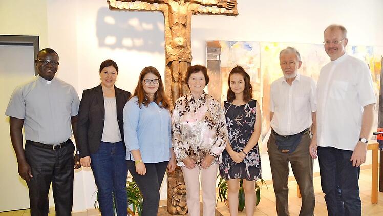 Gratulationscour zum 85. Geburtstag von Maria Metze (Mitte) in Kronach. Mit im Bild von links Pfarrer Abbé Pierre Aye Ndione (Urlaubsaushilfe), Zweite Bürgermeisterin Angela Hofmann, ferner von rechts Regionaldekan und Domkapitular Thomas Teuchgräber, Geistlicher Rat Erwin Lohneisen sowie zwei Verwandte der Jubilarin Foto: K.- H. Hofmann