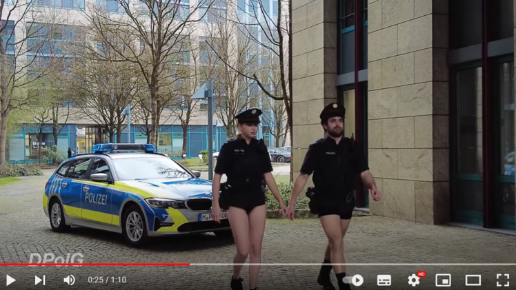 Polizisten zeigen sich in Unterhose: Protest-Video der DPolG Bayern