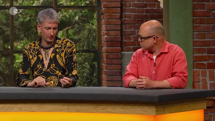 Fabian Kahl (links, mit Benjamin Leo Leo) erhielt den Zuschlag für 600 Euro.