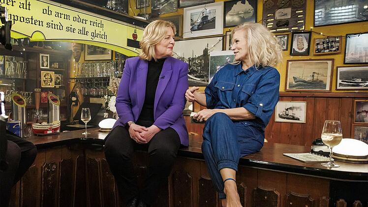 Stammplatz im Kult-TV: Ina Müller (rechts) in ihrer Kneipenshow Inas Nacht, hier mit Gast Bärbel Bas.