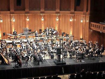 Das Nordbayerische Jugendblasorchester und das Orchester &bdquo;Wibraphon&ldquo; bringen Gustav Mahlers monumentale zweite Symphonie auf die B&uuml;hne in Erlangen.