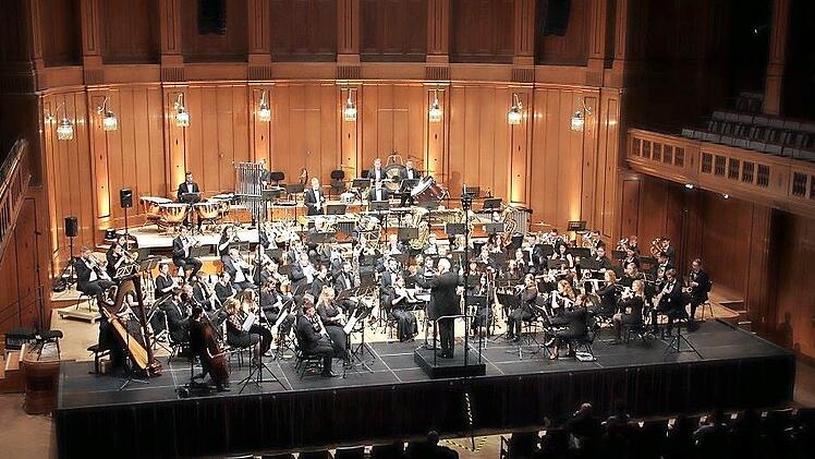 Das Nordbayerische Jugendblasorchester und das Orchester &bdquo;Wibraphon&ldquo; bringen Gustav Mahlers monumentale zweite Symphonie auf die B&uuml;hne in Erlangen.