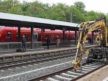 Auf Gleis 1 wartet der Zweiwegebagger bis der auf Gleis 3 umgeleitete Regionalexpress wieder abgefahren ist. Foto: G. Bauer