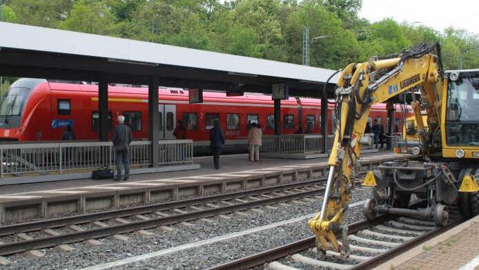 Auf Gleis 1 wartet der Zweiwegebagger bis der auf Gleis 3 umgeleitete Regionalexpress wieder abgefahren ist. Foto: G. Bauer