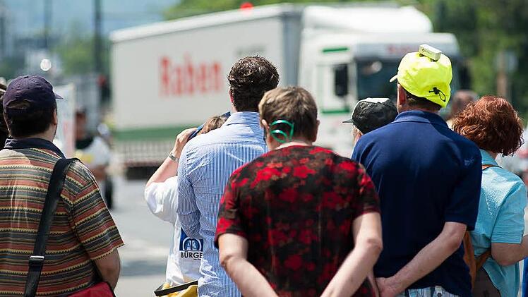 Weil sie um ihre Gesundheit fürchten, demonstrierten am Mittwoch etwa 80 Menschen gegen den Schwerlastverkehr in Würzburg.  Foto: Tobias Köpplinger
