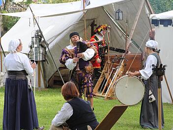 Barocke Klänge entlockte dieser Musiker im bunten Gewand seinem Dudelsack, begleitet von zwei Damen mit Schellenkranz und Trommel.  Fotos: Helmut Will