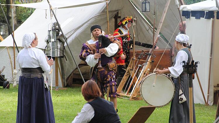 Barocke Klänge entlockte dieser Musiker im bunten Gewand seinem Dudelsack, begleitet von zwei Damen mit Schellenkranz und Trommel.  Fotos: Helmut Will
