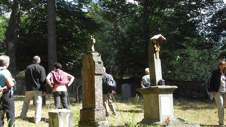 Der alte Friedhof in einem der früheren Dörfer auf dem Übungsplatz. Foto: Joachim Rübel