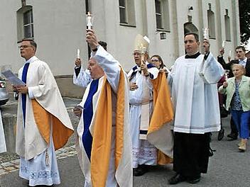 Das Ave von Fatima singend, zogen Kardinal em Dr. Paul-Josef Cordes, zahlreiche Priester und viele hundert Gläubige in einer Lichterprozession um die Wallfahrtskirche. Immer zum Ave-Ruf werden dabei die Kerzen in die Höhe gehoben.