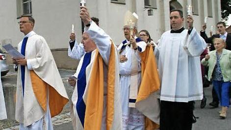 Das Ave von Fatima singend, zogen Kardinal em Dr. Paul-Josef Cordes, zahlreiche Priester und viele hundert Gläubige in einer Lichterprozession um die Wallfahrtskirche. Immer zum Ave-Ruf werden dabei die Kerzen in die Höhe gehoben.