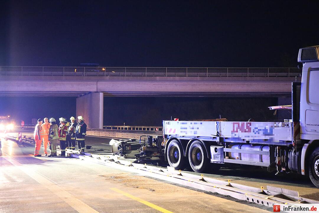 Lkw bleibt mit Kran-Aufbau an Autobahnbrücke hängen