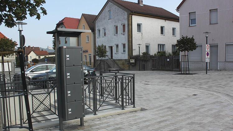 Die Akkus von E-Bikes und Handys können an dieser Säule geladen werden, die zudem vier verschließbare Gepäckfächer aufweist. Foto: Matthias Einwag