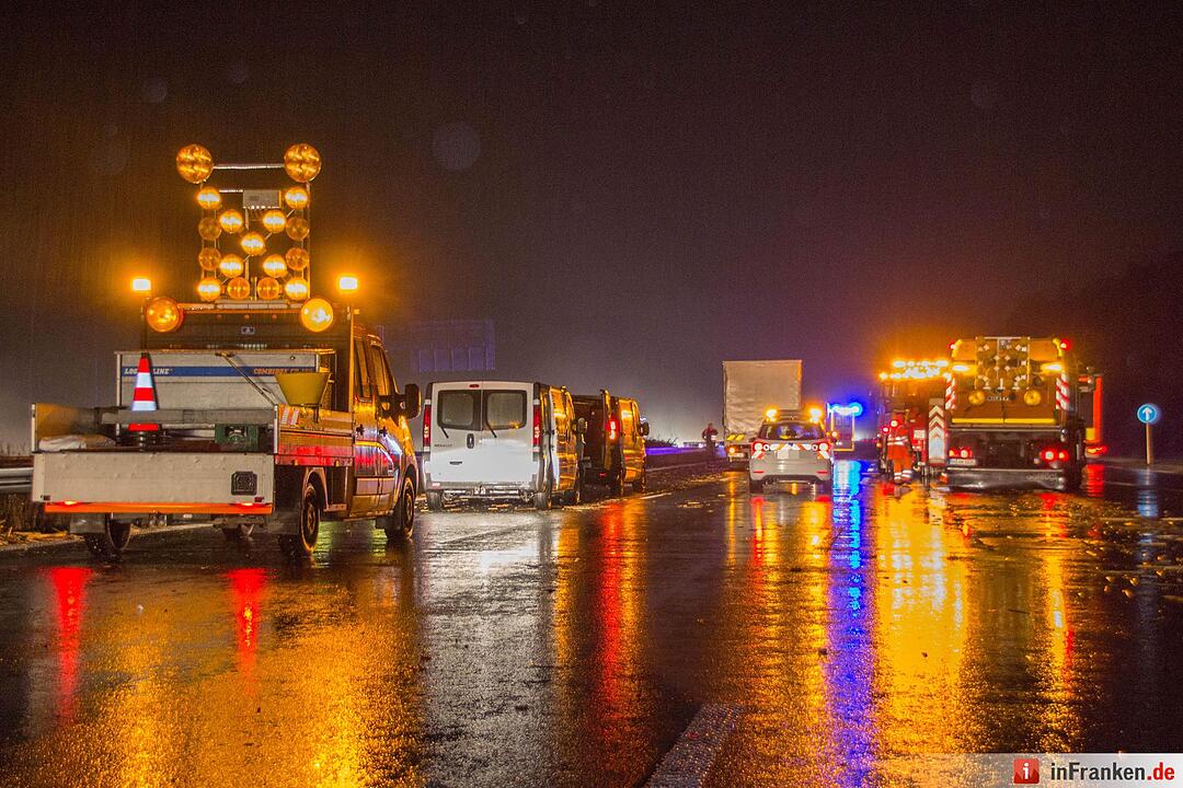 Achsbruch führt zur Vollsperrung – Sieben Fahrzeuge durch herumfliegende Ladung beschädigt