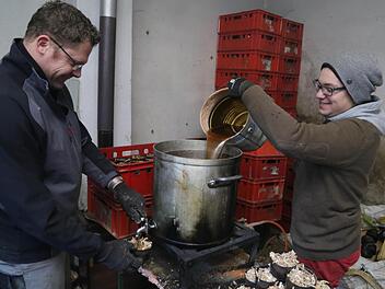 Junge und ältere Obertrubacher helfen beim Kerzengießen zusammen. Fotos: Franz Galster