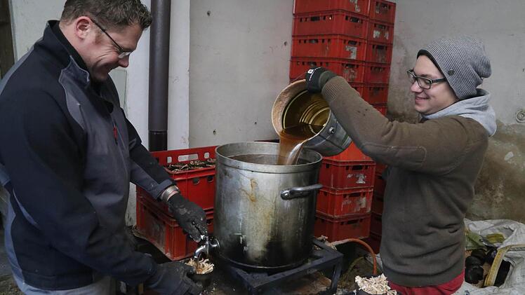 Junge und ältere Obertrubacher helfen beim Kerzengießen zusammen. Fotos: Franz Galster