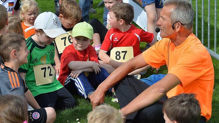 Organisator und Moderator Willi Wahl ging auf Tuchfühlung mit den rund 70 Teilnehmern des Bambinilaufs über 400 Meter