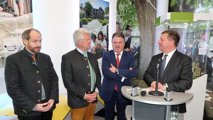 Der Präsident des Bayerischen Landkreistages, Landrat Christian Bernreiter (am Rednerpult) eröffnete die Abschlussveranstaltung im Haus der bayerischen Landkreise. Weiter nach links Landrat Klaus Peter Söllner, MdL Ludwig von Lerchenfeld und stellvertretender Landrat Jörg Kunstmann.