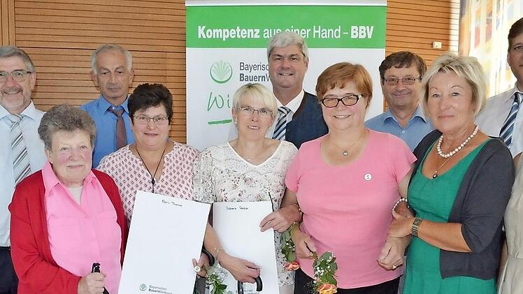 Diese Ortsbäuerinnen geben den Staffelstab weiter.