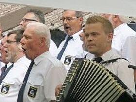 Der Seemannschor mit Sascha Werner am Akkordeon, der erstmals seit längerer Zeit wieder dabei war Foto: GG