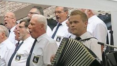 Der Seemannschor mit Sascha Werner am Akkordeon, der erstmals seit längerer Zeit wieder dabei war Foto: GG