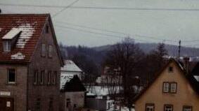 1965 errichtete Erich Seuberling einen neuen Kaufladen. Das Bild zeigt den Blick über die Trümmer des dafür abgerissenen Kolonialwarengeschäftes auf das Rathaus. Rechts daneben wurde 1970 die Mehrzweckhalle errichtet. Repro: Bernd Czelustek