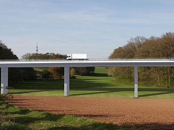 Die Südumfahrung sorgt weiter für Gesprächsstoff.   Hier die Brücke über den Pfersbachgraben   Visualsierung: Firmhofer und Günther Architekten/Bauwerksentwurf: Ingenieurbüro Grassl