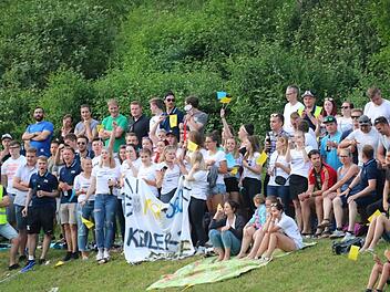 Auf ihre Fans können die "Keilerschweine" aus Oberleichtersbach und Modlos immer zählen. Auch zum zweiten Relegationsspiel gegen die SG Hendungen/Sondheim/Grabfeld werden mehrere hundert Unterstützer erwartet.Sebastian Schmitt